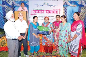 सम्मान समारोह में अग्रणी ब्लॉक हुए सम्मानित