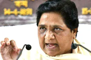 मोदी की नैया डूब रही है, संघ ने भी उन्हें समर्थन देना बंद किया: मायावती