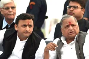 आय से अधिक संपत्ति विवाद: सीबीआई ने मुलायम-अखिलेश को क्लीन चिट दी