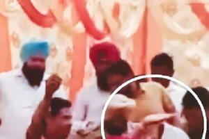 सवाल पूछने पर भड़की भट्ठल, सभा में युवक को जड़ा तमाचा