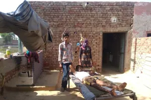 पैर फैक्चर होने से मुफलिसी की जिंदगी जीने को मजबूर सुरेंद्र