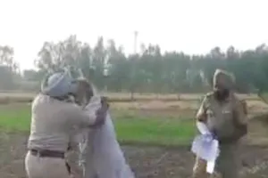 जांच करने पहुंचे पुलिस कर्मियों ने किसानों को पीटा