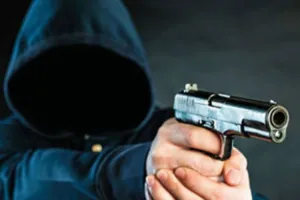 मोटरसाईकल सवार दो नकाबपोशों ने पेट्रोल पंप के करिन्दे को मारी गोली
