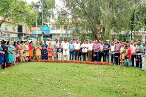 साध-संगत ने पक्षियों के लिए पेड़ों पर बांधे पानी के कटोरे