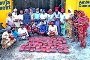 डेरा श्रद्धालुओं ने लोगों को बांटे 150 मिट्टी के कटोरे