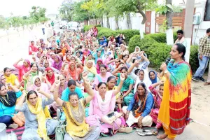 सिंगला आवास के बाहर आंगनबाड़ी कर्मचारियों का प्रदर्शन, एक वर्कर बेहोश