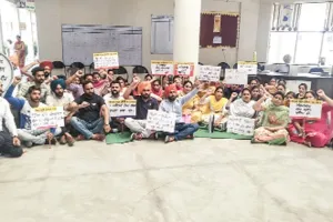 सात माह से नहीं मिला वेतन, धरने पर अध्यापक