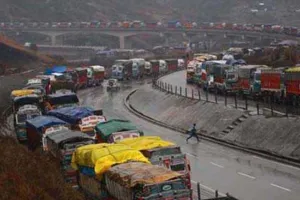 कश्मीर राजमार्ग तीसरे दिन भी बंद