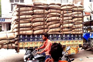 ओवरलोड ट्रैक्टर-ट्रालियों से हो रही सरकारी गेहूं की ढुलाई