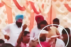 जनता के सवाल, नेताओं के थप्पड़