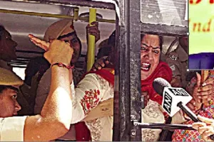 सीजेआई को क्लीन चिट पर सुप्रीम कोर्ट के बाहर प्रदर्शन