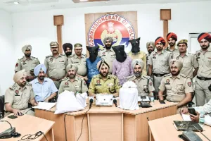 आठ किलो अफीम व ड्रग मनी सहित तीन तस्कर गिरफ्तार