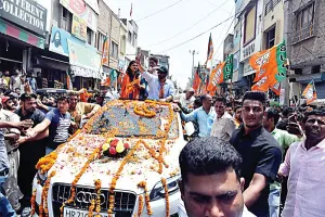 हम तो सन्नी के फैन हैं, वोट तो अभी सोचेंगे?