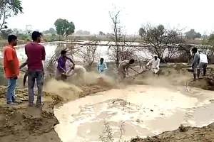 माइनर में कटाव को भरने में जुटे किसान