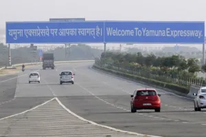 गौतमबुद्धनगर में यमुना एक्सप्रेस-वे पर बदमाश कैब लूटकर फरार