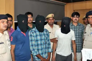 पुलिस को देख बदमाशों ने की दनादन फायरिंग