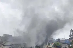 कपड़ा फैक्ट्री में लगी भीषण आग, लाखों का नुक्सान