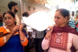 बेटियों ने पिता की अर्थी को कंधा देकर निभाया फर्ज