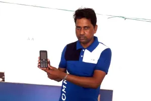 मोबाइल लौटाकर डेरा प्रेमी ने दिखाई ईमानदारी