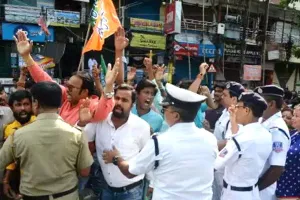 कोलकाता: कार्यकर्ताओं की हत्या के विरोध में भाजपा का मार्च; पुलिस ने आंसू गैस के गोले दागे