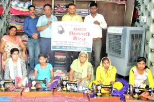 लड़कियों को आत्म निर्भर बनाने के लिए सिलाई सैंटर की शुरूआत