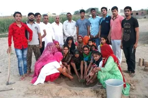 बाप की अस्थियों पर पौधा लगाकर की नई पहल