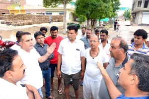 बारिश में भीगे खुले में पड़े गेहूं के कट्टे