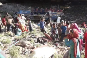 जम्मू कश्मीर: किश्तवाड़ में गहरी खाई में गिरी मिनी बस, 10 लोगों की मौत, 7 घायल