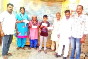 जरूरतमंदों को बांटे सहायता राशि के चैक