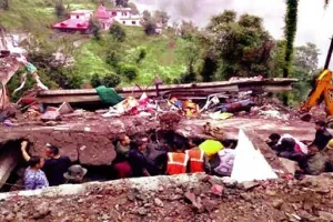 सोलन में गिरी बिल्डिंग, दो की मौत