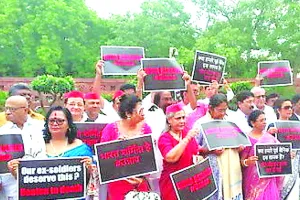 लोकसभा: उन्नाव दुष्कर्म पीड़िता की दुर्घटना पर विपक्ष की नारेबाजी- बेटी पढ़ाओ-बेटी बचाओ का क्या हुआ