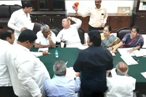 कर्नाटक: कांग्रेस और जेडीएस के 12 विधायक स्पीकर से मिलने पहुंचे, इस्तीफा देने की अटकलें