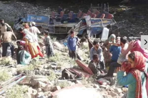 हादसा / कश्मीर के किश्तवाड़ में मिनी बस खाई में गिरी; 33 यात्रियों की मौत, 22 जख्मी