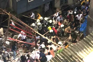 मुंबई: डोंगरी में चार मंजिला इमारत गिरी, 40-50 लोगों के फंसे होने की आशंका