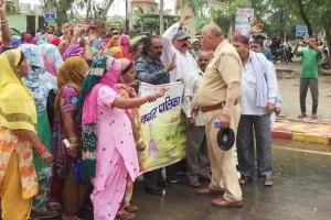 प्रशासन के खिलाफ सड़क पर उतरे नप कर्मी