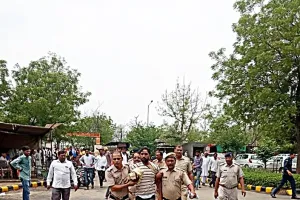 पुलिस कस्टडी से भागा आरोपी, लोगों ने किया पुलिस के हवाले