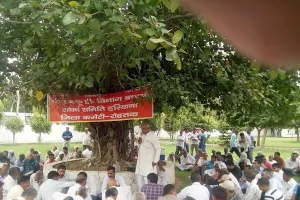 सरकार पर निजीकरण का लगाया आरोप, प्रदर्शन कर सौंपा ज्ञापन