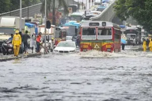 मुंबई में भारी बारिश; दीवार गिरने से 13 की मौत, 13 जख्मी; आज स्कूल-कॉलेज बंद