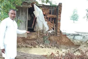 बरसात में इंजन सहित धंसा ट्यूबवैल