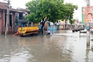 बरसात से स्मार्ट सिटी की सड़कें बनी तालाब