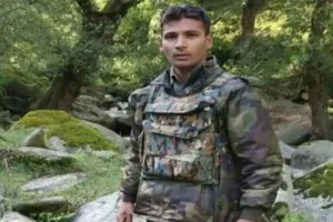 शहीद सैनिक आरिफ की दफन विधि में उमड़े हजारो लोग
