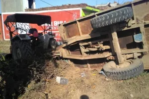 टायर फटने से पलटा ट्रैक्टर, चालक की मौत