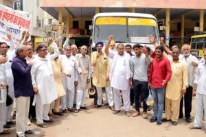 दो घंटे कार्य बहिष्कार कर रोडवेज कर्मचारियों ने निकाला रोष मार्च