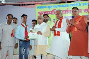 जब पिछली बार टॉपर को 4 लाख मिले तो मुझे क्यों नहीं ?