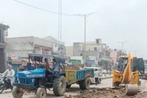 बारिश से जमींदोज सड़क की मरम्मत शुरू