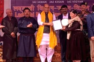 लद्दाख: राजनाथ का पाक से सवाल- कश्मीर कब आपका था, जो उसे लेकर रोते रहते हो