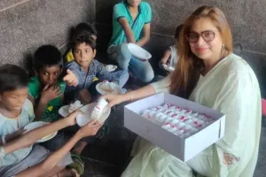 झुग्गी-झोपड़ियों के बच्चों के साथ मनाया जन्मदिन
