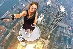 सेल्फी का डंक डस रहा युवाओं को…