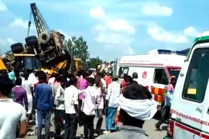 उप्र: शाहजहांपुर में यात्रियों से भरे दो वाहनों पर ट्रक पलटा, 16 की मौत