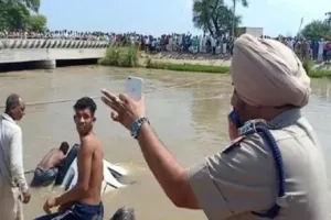 स्टेयरिंग जाम होने से नहर में गिरी कार, एक ही परिवार के छह लोगों की मौत